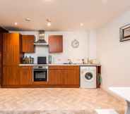 Others 4 Stylish Modern L1 Apt - Walk Everywhere