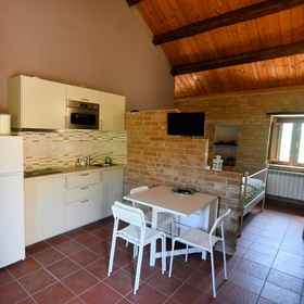 Private kitchen 1 อพาร์ทเม้น 2 ห้องนอนที่มีเสน่ห์ที่ Petritoli, โรงแรม & ที่พัก Monte Rinaldo