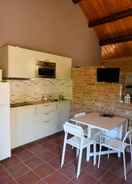Dapur peribadi Charming 2-bed Apartment in Petritoli
