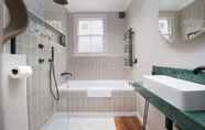 Khác 2 Spacious two Bedroom Maisonette With Private Garden in Balham by Underthedoormat