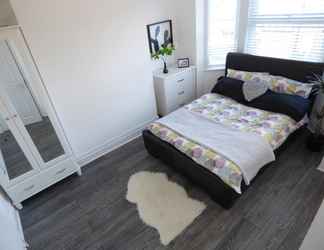 Lainnya 2 4BR House, Luton, Sleeps up to 10, Garden, Parking