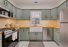 Others 6 Grand Avenue APT 2/West Loop & newly renovated! by AllSet Turnover