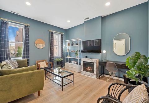 Others Grand Avenue APT 2/West Loop & newly renovated! by AllSet Turnover
