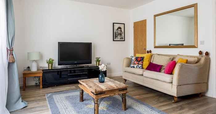 Lain-lain Superb 3-bed House With Parking Garden in London