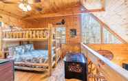 Lainnya 5 Moonshine Ridge Cabin with Hot Tub and Fire Pit