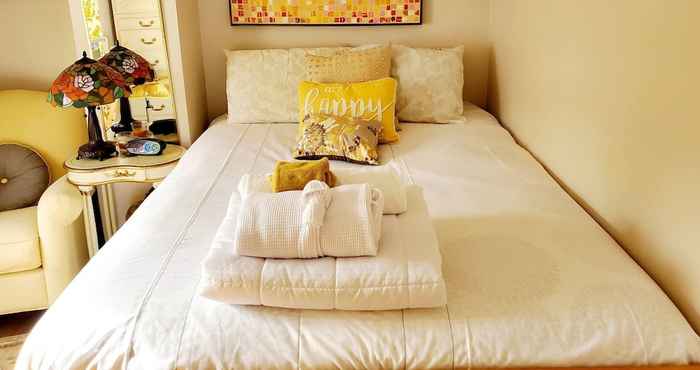 Others Cozy Yellow Queen Bed By Yale U