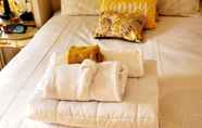 Others 7 Cozy Yellow Queen Bed By Yale U