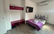 Others 4 Rooms Jelak