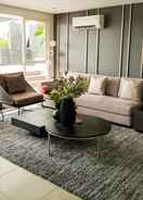 บริเวณนั่งเล่นที่ล็อบบี้ Modern Look And Comfortable Studio Barsa City Apartment