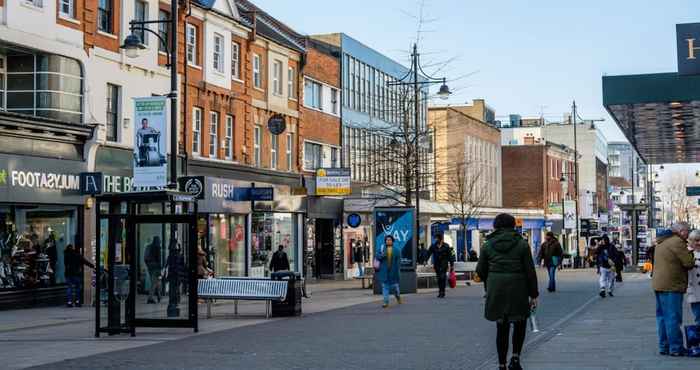 Others Lovely 5-bed House in Romford, Greater London