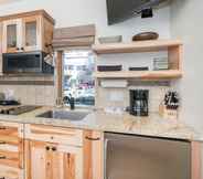 Others 3 Charming Studio W Kitchenette, Hot Tub Near River Condo by Redawning