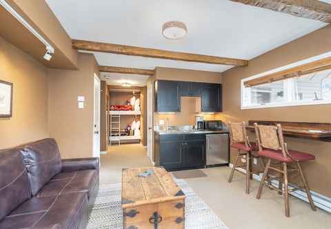 Others Ski Trip Value! Walk Everywhere, Hot Tub, Top Floor 1 Bedroom Condo by Redawning