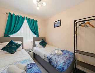 Lainnya 2 Modern 3-bed House in London Close to City Airport