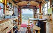 Others 5 Glamping Wagon - 1 x Double Bed, 2 x Single Bed
