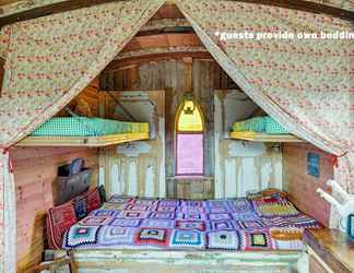 อื่นๆ 2 Glamping Wagon - 1 x Double Bed, 2 x Single Bed