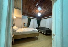 Others 2 Golden Metro Boutique