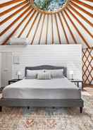 Imej utama Ot 3515e Texas Yurt Haus: 5 Yurts! 5 Bedroom Cabin by Redawning