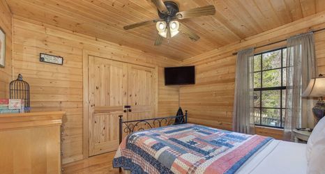 Others 2 Woodland Wonder w/ Hot Tub and Pool Table!