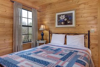 Others 4 Woodland Wonder w/ Hot Tub and Pool Table!