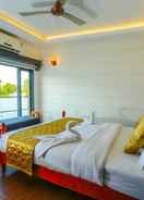 Primary image Premium Houseboat