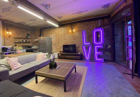 Others Centrally Located Historical Flat in Beyoglu