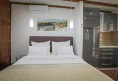 Others 3 Theatre Luxury Rooms