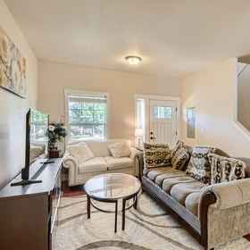 Primary image1Oregon Jade Lodging - Monthly Rental 3 Br, No Tax,Sah-Hah-Lee Golf Course飯店