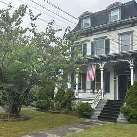 Primary image11 Br Private Victorian Apt in Convenient City Location on Half Acre Sleeps 4,达奇斯县公寓