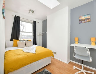 Lain-lain 2 Impeccable 4-bed House in Brixton, London