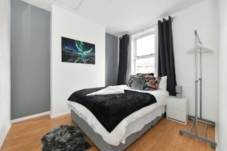 Lain-lain 4 Impeccable 4-bed House in Brixton, London