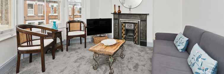 Others Stylish one Bedroom Flat Near Kew Gardens by Underthedoormat