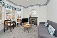 Others Stylish one Bedroom Flat Near Kew Gardens by Underthedoormat