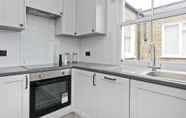 Others 3 Stylish one Bedroom Flat Near Kew Gardens by Underthedoormat