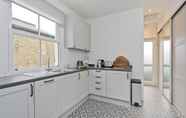 Others 7 Stylish one Bedroom Flat Near Kew Gardens by Underthedoormat