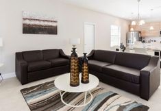 其他 7 3 Bedroom Two Story Pool Home