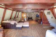 Lainnya Tahoe Chalet 4 Bedroom Cabin by Redawning
