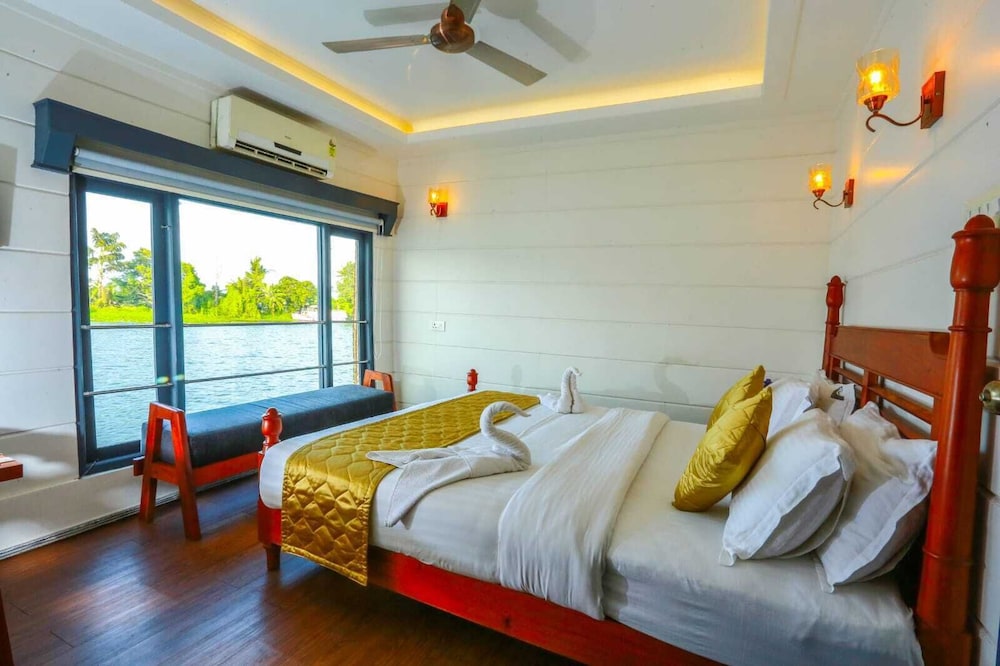 Lainnya 5 Honeymoon Houseboat