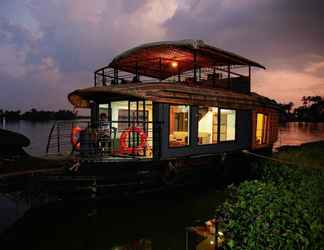 Others 2 Honeymoon Houseboat