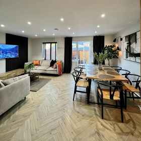 Primary image 1 Charming 3-bed House With 1 Parking Space, โรงแรม & ที่พัก ทอนบริดจ์แอนด์มอลลิงดิสตริกต์