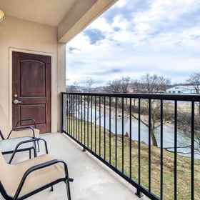 Primary image 1 โนวตี้แอนด์นายซ์, โรงแรม & ที่พัก Hatfield and McCoy Dinner Show