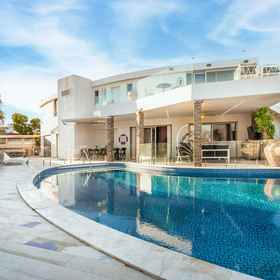 Primary image 1 ヤラレント ヴィラ エノーマ プライベート プール付き, ウィークエンドホテル ホテル