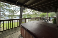 อื่นๆ Mountain Harbor Lodge Cottage on Lake Ouachita by Redawning