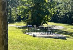 その他 7 Queen Guest Room located at the Joplin Inn at the entrance to Mountain Harbor,, just 2 1/2 miles from Lake Ouachita. by RedAwning