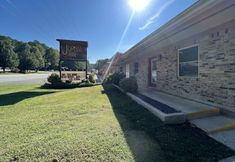 その他 5 Queen Guest Room located at the Joplin Inn at the entrance to Mountain Harbor,, just 2 1/2 miles from Lake Ouachita. by RedAwning