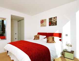 Khác 2 273 Stylish 2 Bedroom Apartment in the Quartermile Development - Offers Private Parking