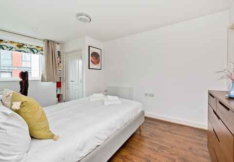 Others Bright Greenwich Flat Near Canary Wharf by Underthedoormat