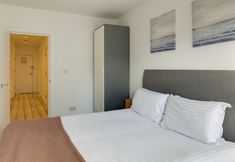 Others 4 Hounslow Apartments by Charles Hope