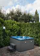 Bilik Amore Rentals - Resort Ravenna - Villa Dama With Hut Tub Shared Pool Ideal for Events