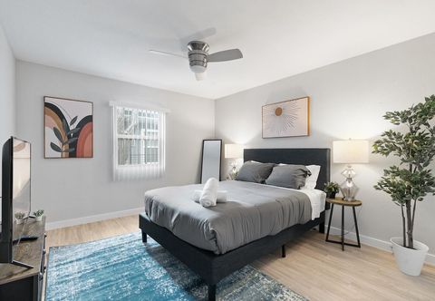 Others Modern 2BR Near UT Hyde Park Evonify