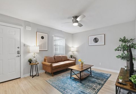 Others Modern 1BR Near UT Hyde Park Evonify